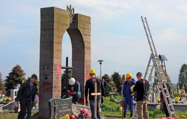 Уничтожение памятника бойцам УПА: Почему…
