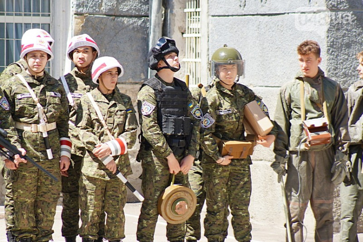 В Одессе школьники надели военную форму…
