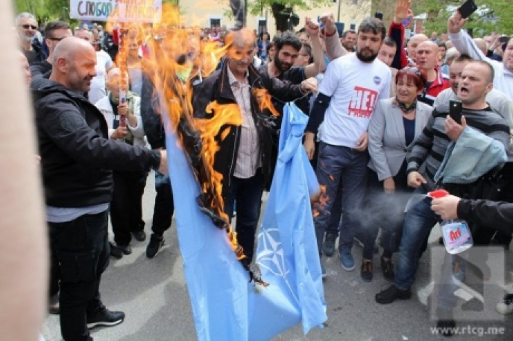 В Черногории протестующие сожгли флаг НА…