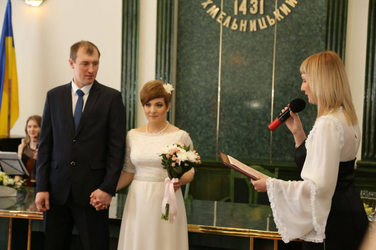 У Хмельницькому "за добу" одружилися пер…