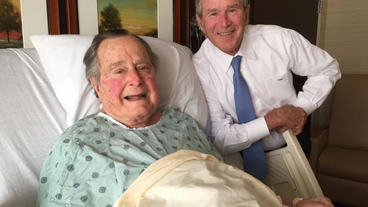 Экс-президента США Джорджа Буша выписали…