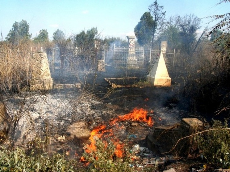 На Полтавщині невідомі підпалили кладови…