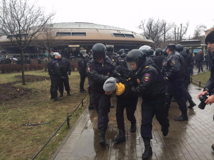 В Петербурге силовики задержали почти 30…