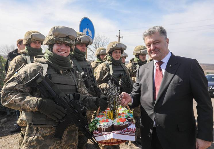 Порошенко хочет обсудить в Германии размещение миротворцев в Донбассе Порошенко хочет обсудить в Германии размещение миротворцев в Донбассе