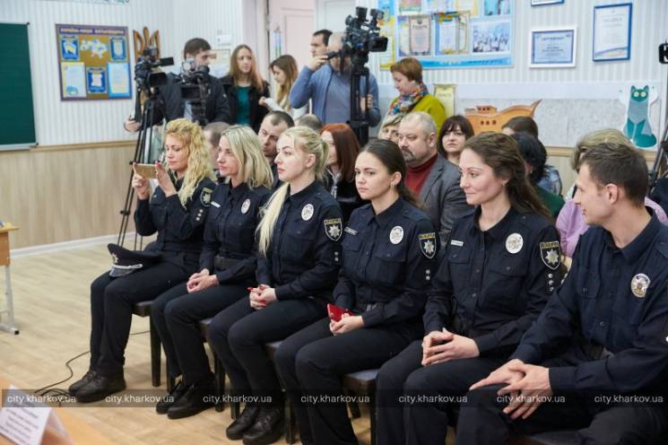В Харькове появились "школьные" полицейс…