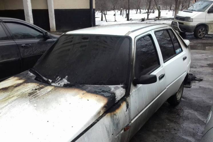 У Харкові біля висотки спалахнуло авто (…