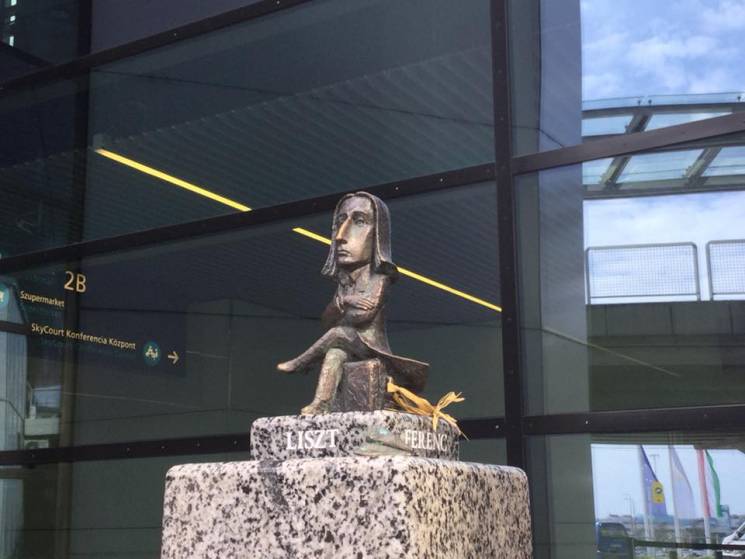 В аэропорту Будапешта открыли скульптуру…