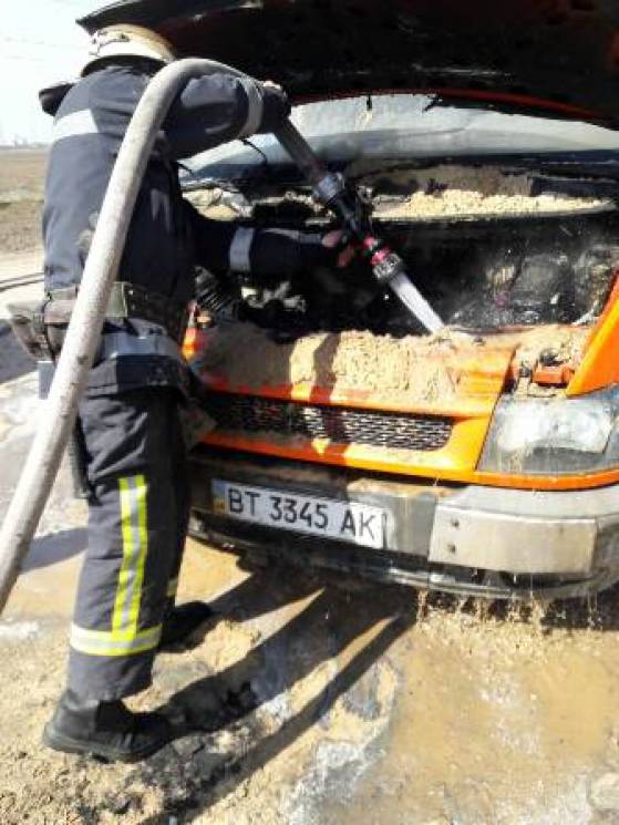 На Херсонщині спалахнув автомобіль (ФОТО…