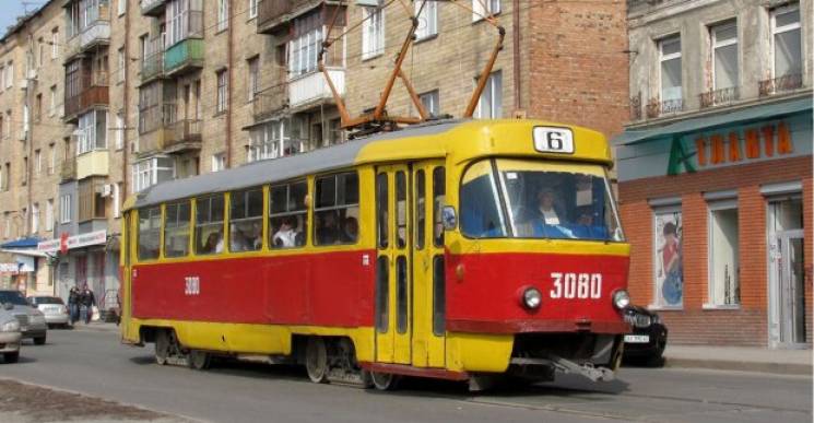 В Харькове трамваи вынуждены объезжать п…