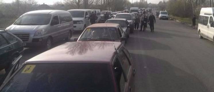 На блокпостах "ДНР" шалені затори, - соц…