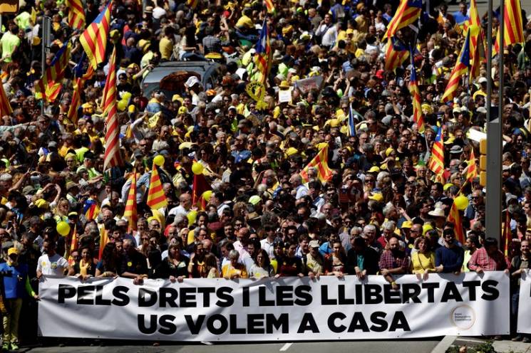 Видео дня: Барселона снова протестует, в…