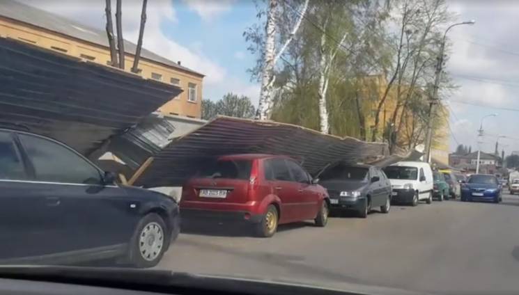 У Вінниці на припарковані машини завалив…