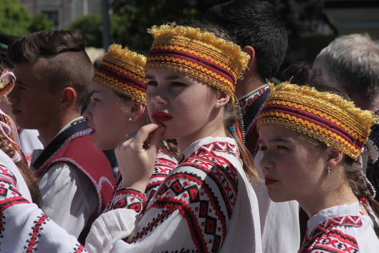 Как сотни девушек танцевали во Львове по…
