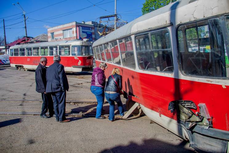 У Дніпрі трамвай "впав" на автівку (ФОТО…