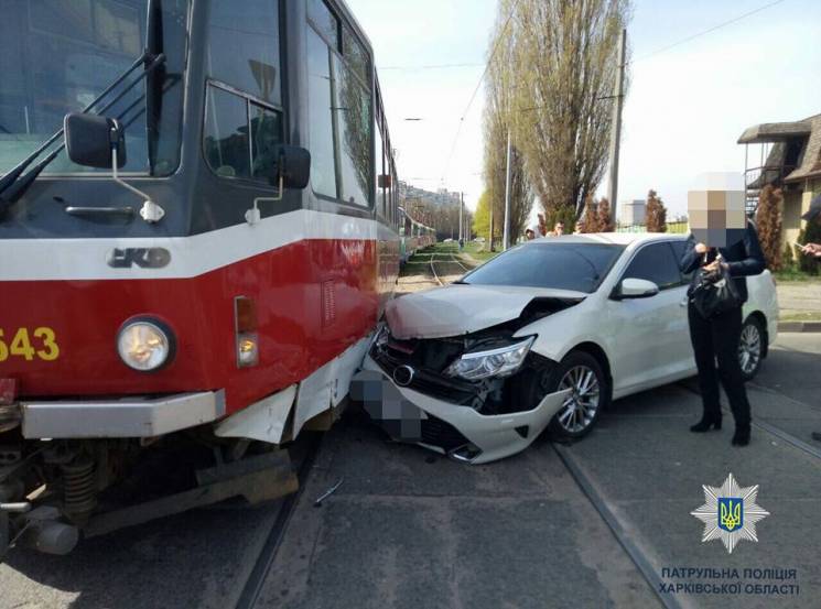 На Салтовке водитель иномарки сбил трамв…
