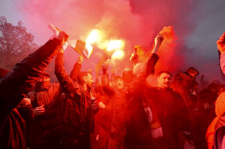 Самые яркие фото безумия на матче "Ливер…