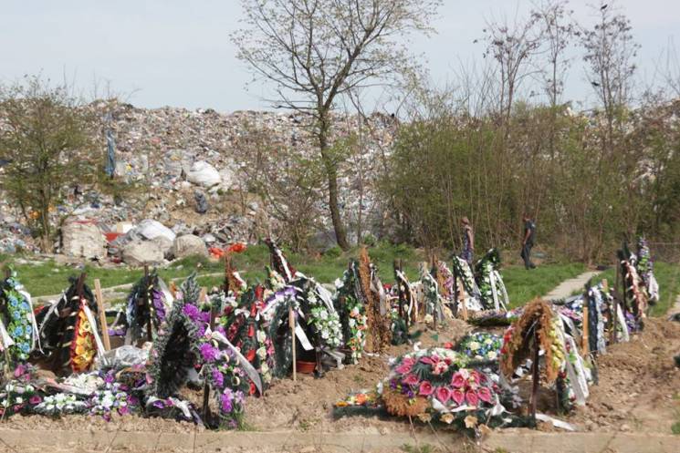 Ужгородське міське кладовище засмічуєтьс…