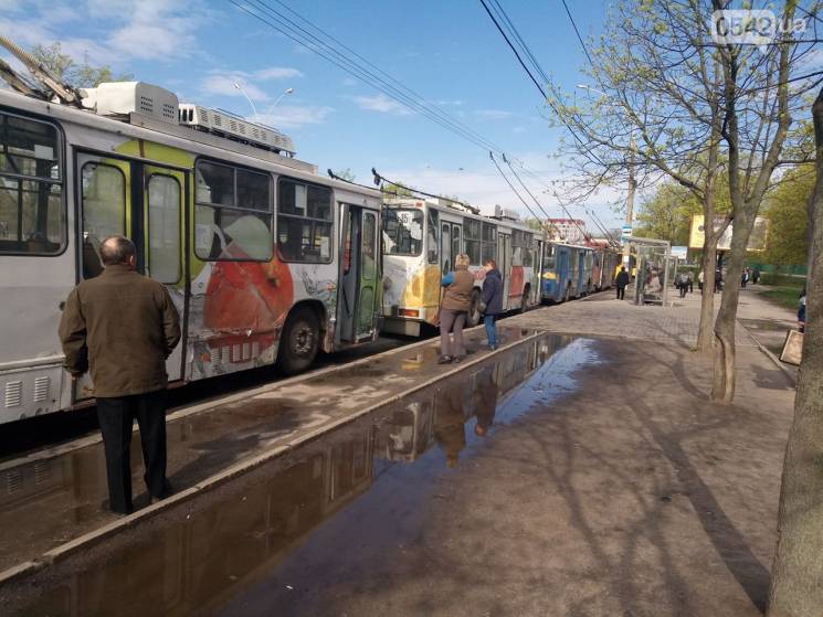 Тролейбуси у Сумах зупинились у величезн…