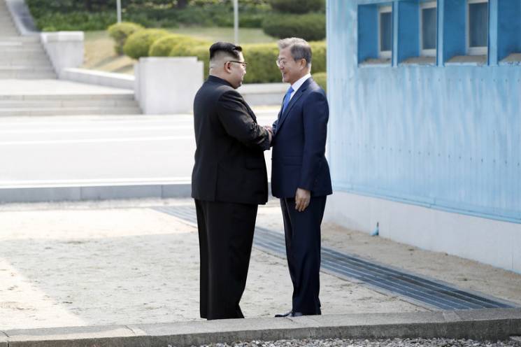 Відео дня: "Вічний мир" між Кореями, "Ук…