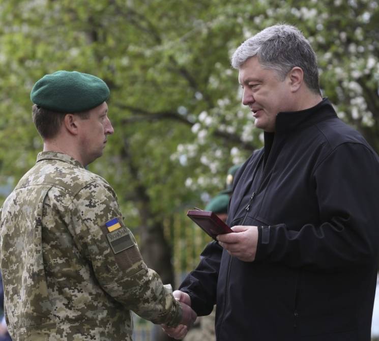 В Одесской области Порошенко вручил погр…