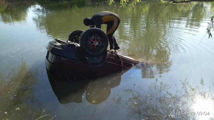 На Запорожье автомобиль слетел в озеро.…