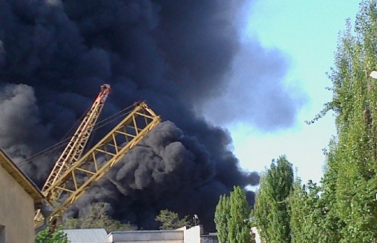 У Києві горить 2-поверхова адмінбудівля.…