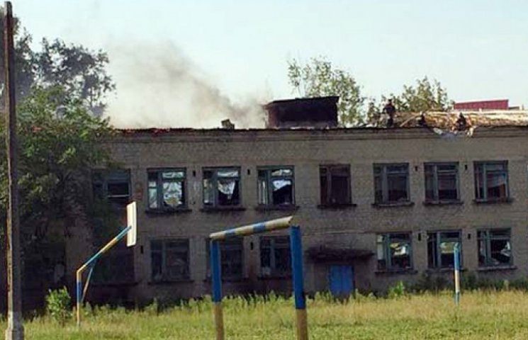 В Донецке снаряд попал в школу…