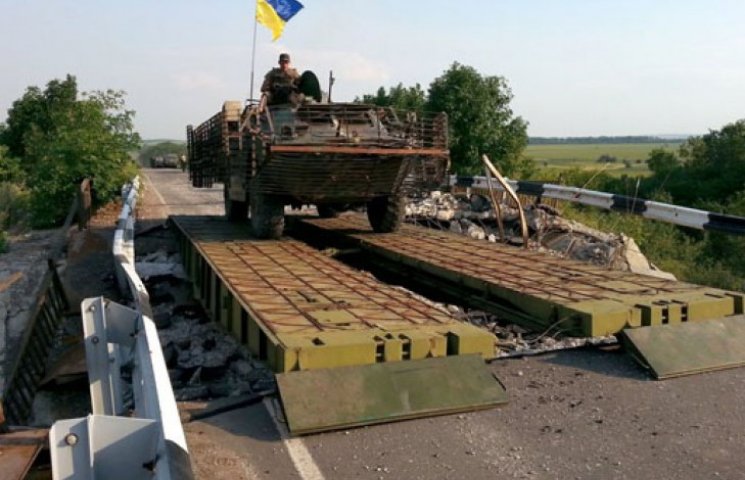 Боевики на Донбассе разбомбили 17 мостов…