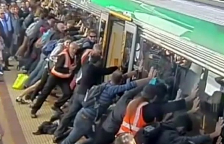 В Австралії пасажири нахилили потяг і зв…