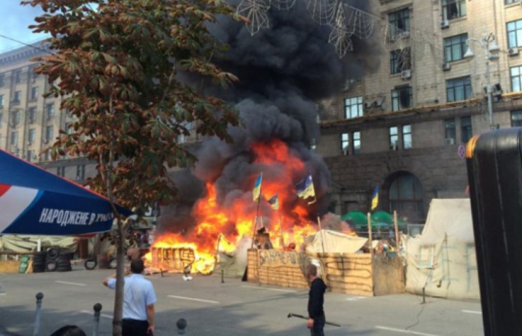 «Майданівці» самі спалюють Майдан…