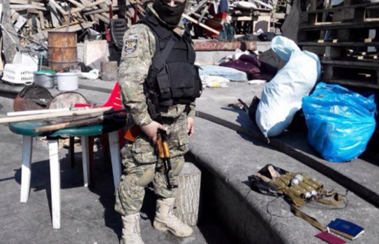 В палатках на Майдане нашли пистолеты, р…