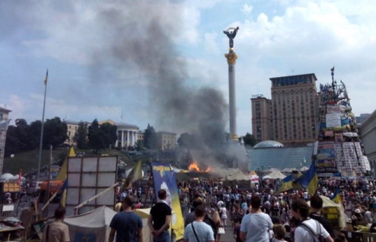 На Майдане горят палатки возле стелы Нез…