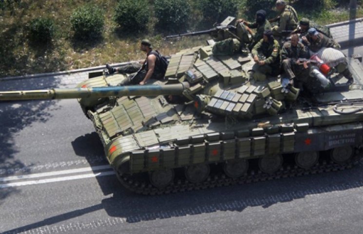 В Краснодоне боевики на танке протаранил…