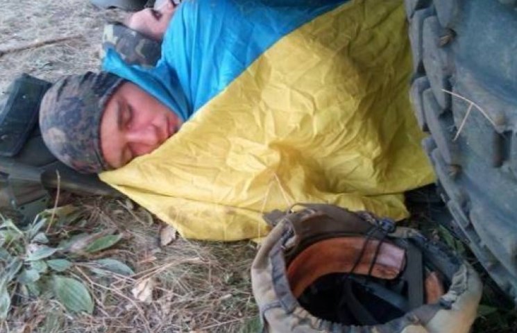 Українські солдати сплять в окопах і зак…