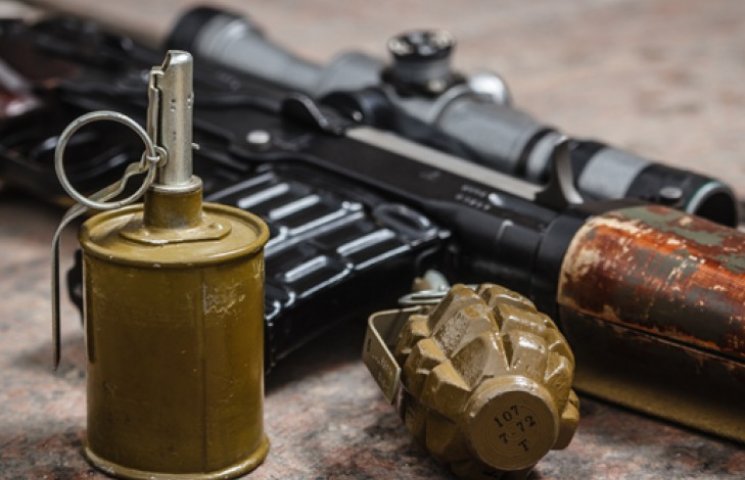 В Луганске местные носят боевикам оружие…
