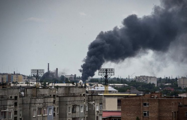 Луганск продолжают обстреливать: горят д…