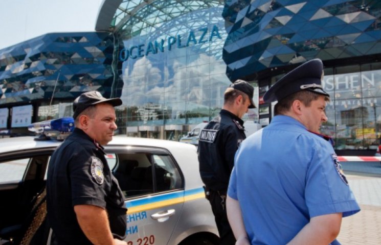 В Киеве снова ищут бомбу в торговом цент…