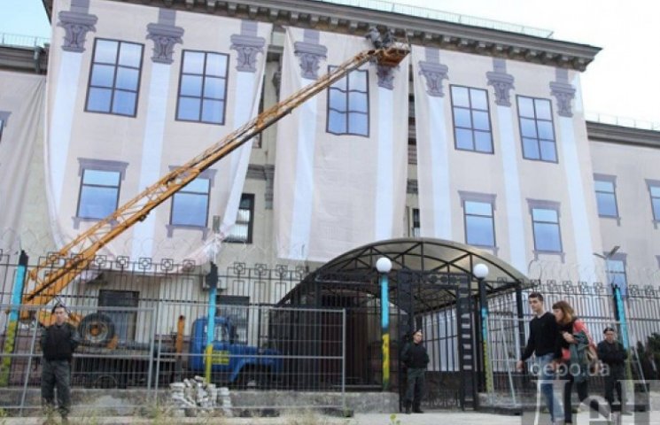 Россияне зачехлили свое посольство в Кие…