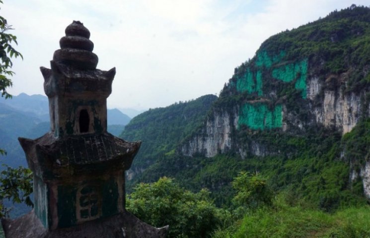 У Китаї чоловік перефарбував гору по фен…