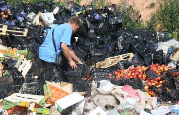 Росіяни шукають на смітнику недочавлені…