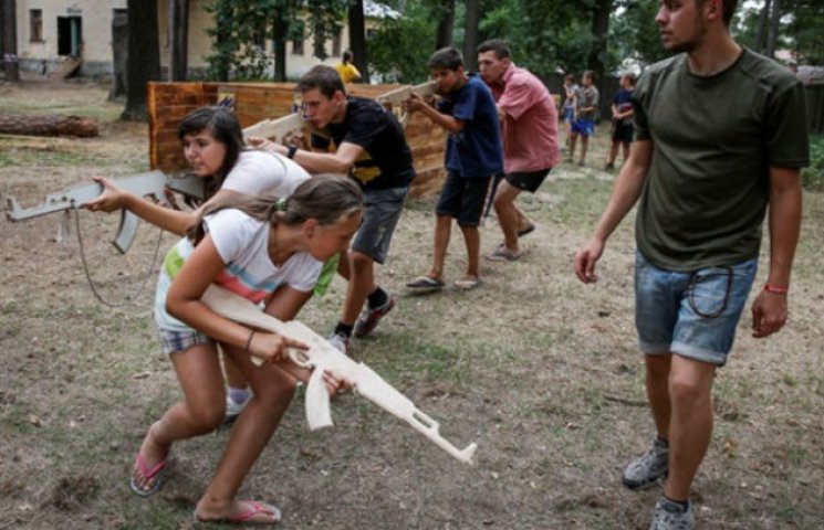 Як бійці "Азову" тренують дітей під Києв…