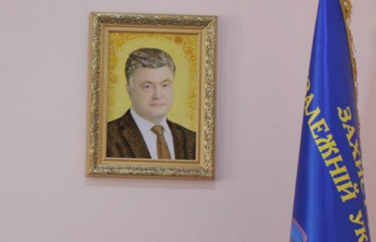 Голова Волинської МВС прикрасив кабінет…
