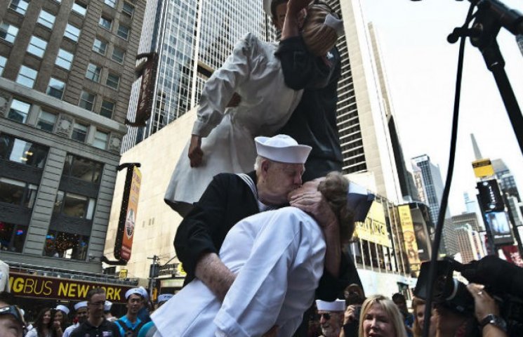 У Нью-Йорку сотні пар цілувалися на згад…