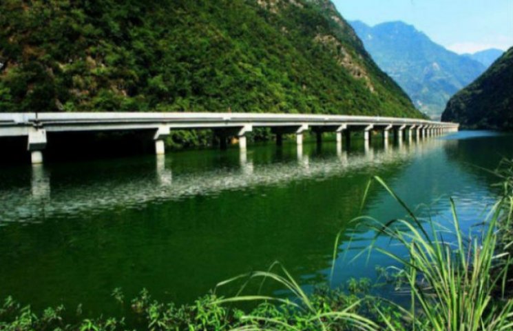 В Китае построили мост не через реку, а…