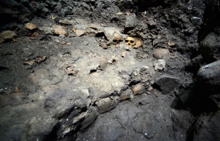 У Мексиці археологи розкопали стіну з лю…
