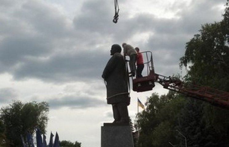 На Харківщині стало ще на одного Леніна…