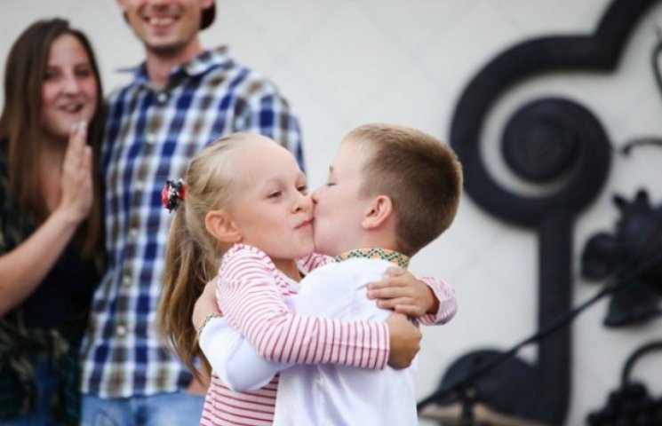 В Ужгороді цілувалися діти, дорослі у ке…