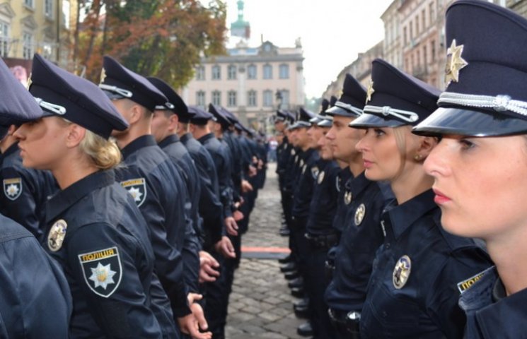 У Львові патрульний поліцейський освідчи…