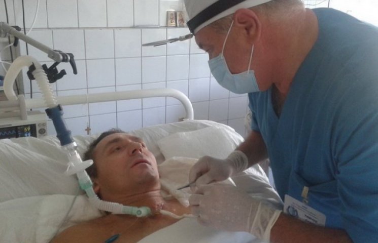 Днепропетровский врач спас раненого с ра…