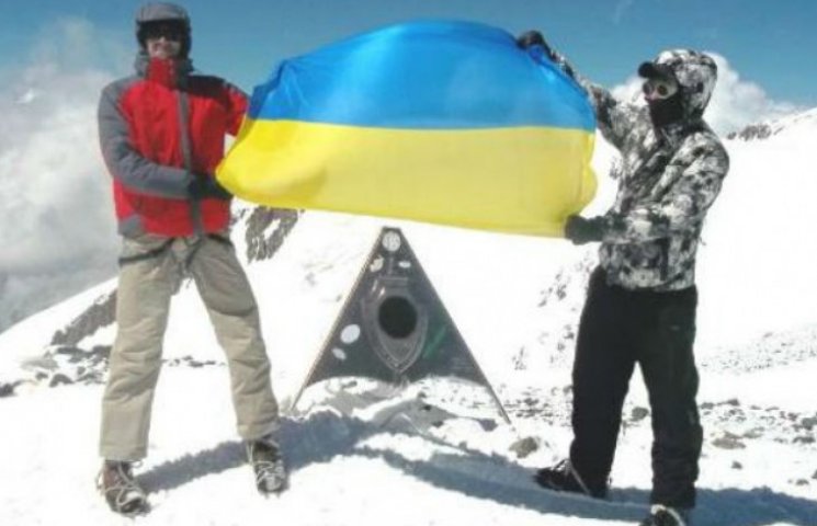 Луганчане развернули флаг Украины на Эль…